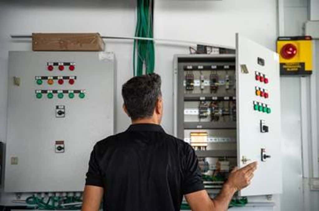 תמונה שמכילה אדם, לבוש, איש, בתוך מבנה
התיאור נוצר באופן אוטומטי